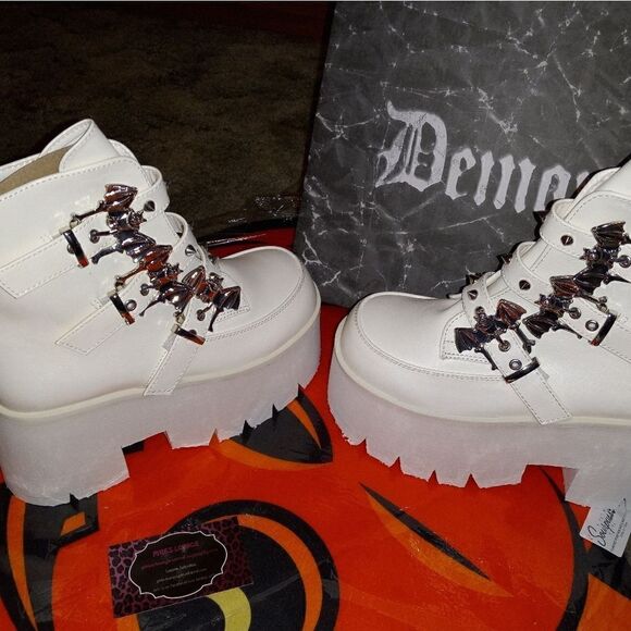 Demonia Batty Buckles Platform Ankle Boots NIB - Picture 1 of 6